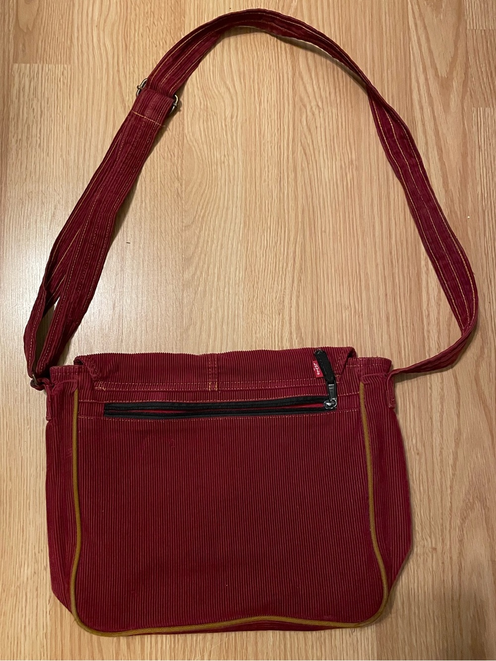 Vintage Levi's Burgundy Red Corduroy Messenger Bag with Adjustable Strap - Picture 2 of 9